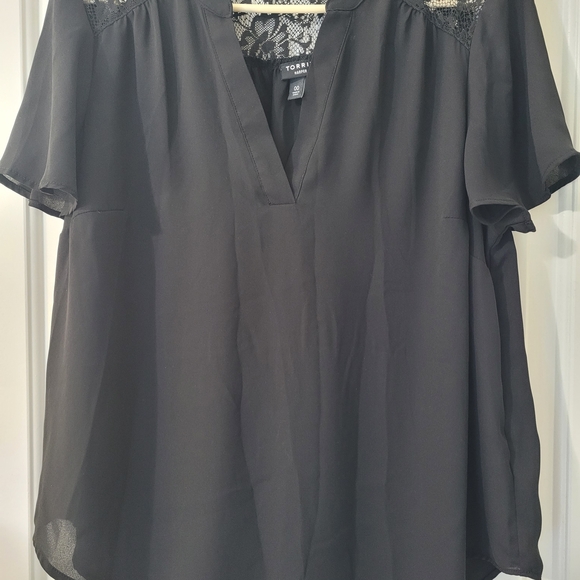 TORRID Harper Georgette Lace Yoke Flutter Sleeve Top Black Size 00M / 10 - Picture 1 of 16